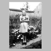 042-0008 Ursel Stadie im Sommer 1944 im elterlichen Blumengarten.JPG